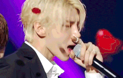 레오가 나 실제로 째려본다면 심장 멎을것 같아..