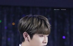 긴잔하면 두손으로 마이크 꼭쥐고