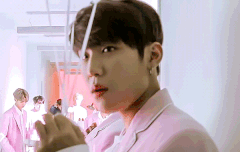 핑크수트에 프릴 블라우스.....