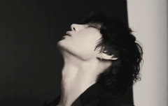 레오는 춤추다 요염하게 눈 내리깔때