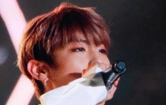 아무리 생각해두 단추가 너무 많이 풀렸어...