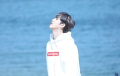 몇 번이고 웃어주고 바라봐줄 수 있는데