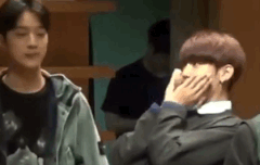 왜케 몸 베베 꼬고 가만히있지를 몬하고