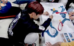 아 맨발로 쓰레빠신꾸 쪼꾸려앉아서 실에 침바르고