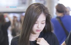 제니 손도 예뻐