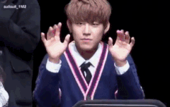 자기 손 짱크다구 자랑하눈거얌 ?