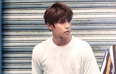 흰티에....청바지에....어깨...팔뚝...콧대