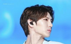 빅스 레오는 피부가 하얀데 건강미 있어보여..