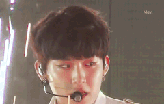 흐헣 무대도중에 씨익 입꼬리올려 웃는거