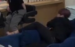 이건 대체 무슨 포즈냐