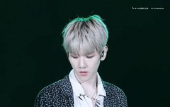 안 예쁜 곳이 없지만 백현이 몸선 정말 예쁘다