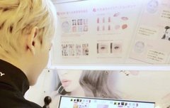 스티커 사진 꾸미는 백현이