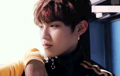 웃으면서 고개떨어지고 덧니들어나는거