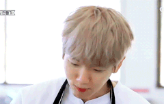 백현이 온몸으로 맛있다는 표현하는거 봐 ㅋㅋㅋㅋㅋ