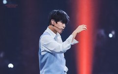 우진이 머리 "애쉬그레이"로 염색했데...!!!!!!