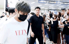 박우진 공항 gif