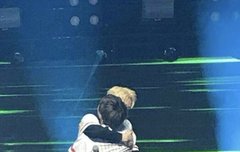 어떻게든 안기려고 아둥바둥 ..;..;