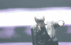 우진이 독무 동작 끝나고 웃는거..