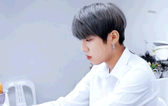 어떠케 예쁘게 편지를 꾸밀까 고민하는 동그란 도토리