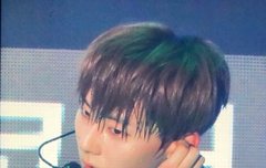 인이어 만지는거 뭔데 이케 설레냐