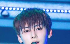 황민현과 화이트셔츠 조합은 언제나 옳다