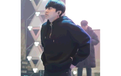 쌩얼로 바지 정리하는 시우민