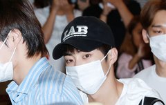 이 사진 기자분이랑 눈마주쳐서 찍힌거 같은데(시우민)