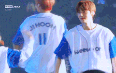 대만콘에서 동생들이랑 꽁냥대는 황민현❤  (ㅌㅁㅈㅇ)