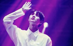 보라색 배경이 어울리는 대휘