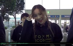 [속보] 태연 비하인드 출국 영상 떳다 하트 응원가자~~