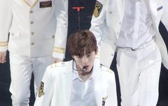 제복입은 황민현 위에서 찍은거 봐봐