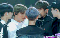 오묘하게 예쁘게 설레게 웃는다