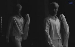 한손에 재킷들고 걸어오는거