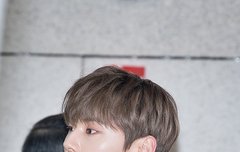 제주공항 트렌치입은 황민현❤ 기사짤