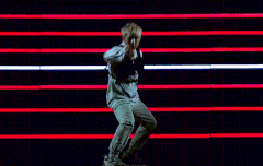 역대급 하네스 의상....역대급 퍼포....