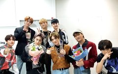 시우민 꽃다발 들었어 ㅋㅋㅋㅋ