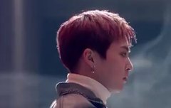 총 겨누는 시우민짤 흑백으로 만든 움짤인데 쩔어