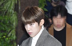 <기사> 박우진 "소듕한 내 가방"