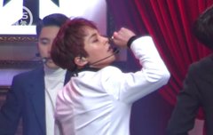 시우민 럽샷 마시면서 눈감은거 봄?