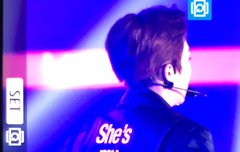 시우민 가죽쟈켓 뒤에 적힌 문구