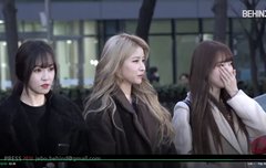 여자친구 오늘 뮤뱅출근 하트주자~