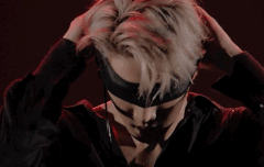 엑소 콘서트에서 눈가리개 벗는 카이 종인 움짤