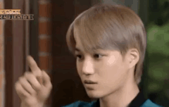 음식을 위해 진지하게 게임 중인 엑소 카이 종인 움짤