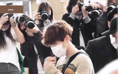 기자가 부르니까 보는 백현이.gif