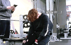 운동해서 힘든 백현이 넘 귀여워