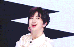 얼굴 노래 춤 삼박자 다 갖춘 연습생 여기있어 !!