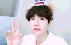 백현이 머리띠 너무 잘 어울려서