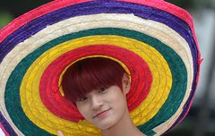 팬들과약속지키는 이대휘 뮤뱅출근길