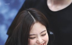 제니 웃는거 넘 귀엽다..