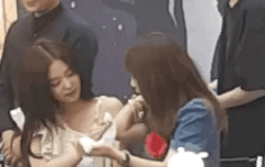 제니 지수 팔꿈치 닦아주는거 ㅋㅋㅋㅋㅋㅋ